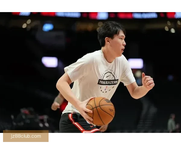 杨瀚森赛后与裁判工作人员握手并收回混音队比赛用球展现社交魅力